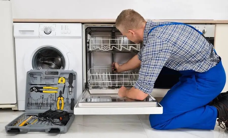 Çankaya Dominox servisi teknisyen ekibi beyaz eşya tamiri yaparken
